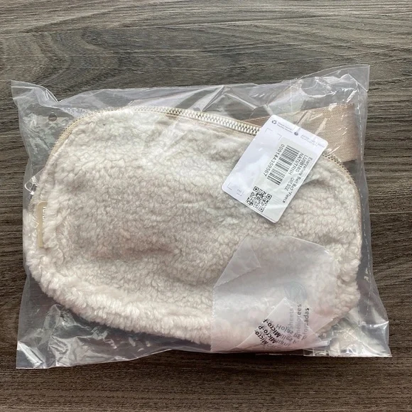 NWT Lululemon everywhere fleece belt bag Natural Ivory - Picture 5 of 7